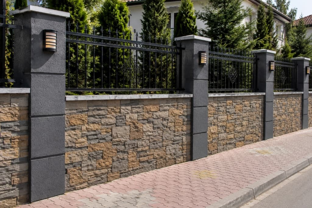 Doğal kaplama taş ve ferforje bahçe duvarı